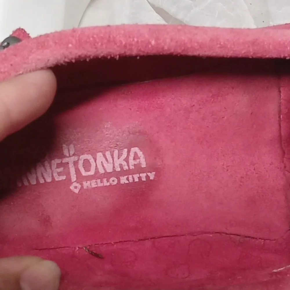 Hello kitty girls pink Minnetonka mocassins size 4